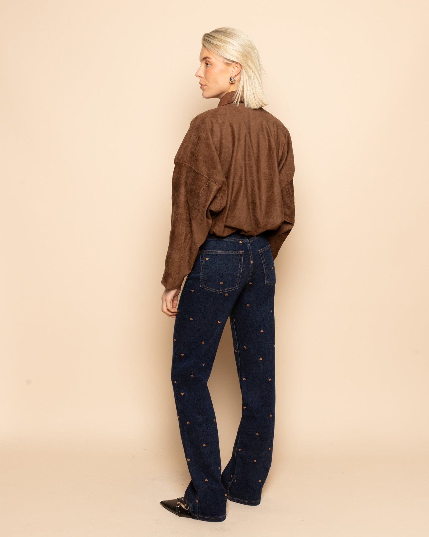 VAQUEROS BOOTCUT CON CORAZÓN AZUL RÍGIDO