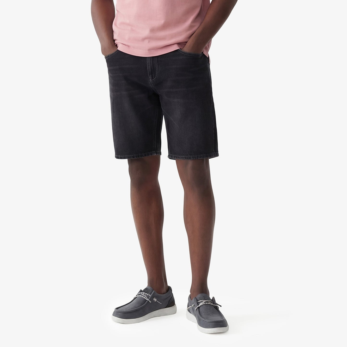 Bermudas de corte entallado gris oscuro